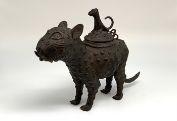 Необычные предметы:
сосуд в виде леопарда из Великого Бенина (Африка)