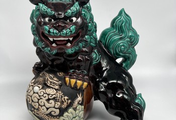 Керамист и художник 
Суйэ Ёсинагой (須栄義)