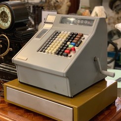 Винтажный кассовый аппарат «Ока»